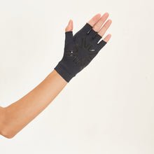 Carica l'immagine nel visualizzatore di Gallery, Model Back: Uv Line Guanti Short Gloves Uni Black Upf50+
