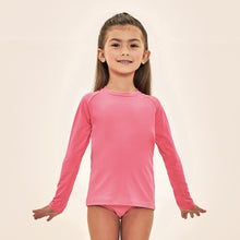 Carica l'immagine nel visualizzatore di Gallery, Model Front: Uv Line Protezioni Da Eruzioni Acqua Qr Code Chiclete Fluor Upf50+
