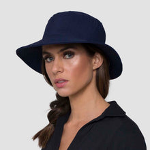 Carica l'immagine nel visualizzatore di Gallery, Model Front: Uv Line Cappello Alla Pescatore Hat California Nac Fem Navy Blue Upf50+
