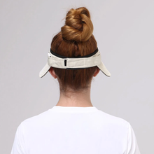 Carica l'immagine nel visualizzatore di Gallery, Model Back: Uv Line Visiera Visor Bali Fem Sand Black Upf50+
