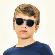 Carica l'immagine nel visualizzatore di Gallery, Model Front: Uv Line Occhiali Da Sole Kids Sunglasses Marinho Uv400

