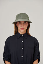 Carica l'immagine nel visualizzatore di Gallery, Model Front: Uv Line Berretto Visor Nice Fem Militar Green Upf50+
