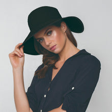 Carica l'immagine nel visualizzatore di Gallery, Model Front: Uv Line Cappello Morbido Hat Santorini Imp Fem Black Upf50+
