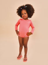 Carica l'immagine nel visualizzatore di Gallery, Model Front: Uv Line Costumi Da Bagno Bebè Baby Longsleeve Swimsuit Coral Upf50+
