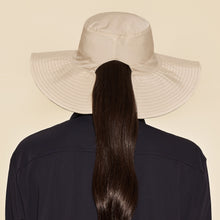 Carica l'immagine nel visualizzatore di Gallery, Model Back: Uv Line Cappello Morbido San Diego Areia Kaki Upf50+
