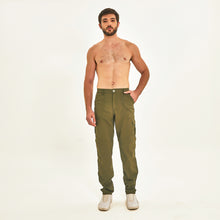 Carica l'immagine nel visualizzatore di Gallery, Model Front: Uv Line Pantaloncino Da Da Fitness Chelsea Verde Militar Upf50+
