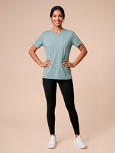 Carica l'immagine nel visualizzatore di Gallery, Model Front: Uv Line Top Da Spiaggia T-Shirt Uvpro Fem Green Water Upf50+

