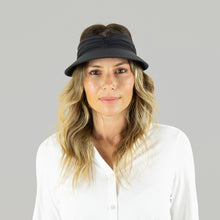 Carica l'immagine nel visualizzatore di Gallery, Model Front: Uv Line Visiera Visor Granada Eva Fem Matte Black Upf50+
