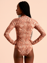 Carica l'immagine nel visualizzatore di Gallery, Model Back: Uv Line Intero Long Sleeve Swimsuit Macae Tie Dye Pitanga Upf50+
