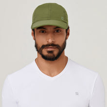 Carica l'immagine nel visualizzatore di Gallery, Model Front: Uv Line Berretto Cap Uv Pro Masc Green Militar Upf50+
