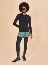 Carica l'immagine nel visualizzatore di Gallery, Model Front: Uv Line Protezioni Da Eruzioni Longsleeve Fem Skin Infratherm Preto Upf50+
