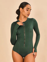 Carica l'immagine nel visualizzatore di Gallery, Model Front: Uv Line Intero Swimsuit Macae Green Cactus Upf50+
