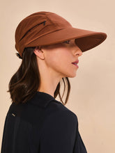 Carica l'immagine nel visualizzatore di Gallery, Model Back: Uv Line Berretto Visor Capri Colors Nac Fem Coniac Upf50+
