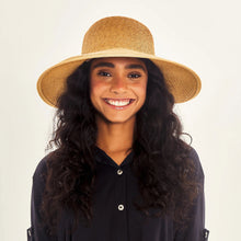 Carica l'immagine nel visualizzatore di Gallery, Model Front: Uv Line Cappello Morbido Hat Santorini Imp Fem Wheat Upf50+
