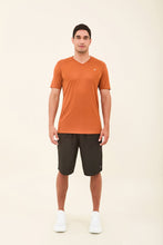 Carica l'immagine nel visualizzatore di Gallery, Model Front: Uv Line Magliette Uomo T-Shirt Sport Fit Caramelo Upf50+
