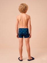Carica l'immagine nel visualizzatore di Gallery, Model Back: Uv Line Costume Ragazzo Swim Trunks Kids Pirates Fun Upf50+
