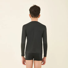 Carica l'immagine nel visualizzatore di Gallery, Model Back: Uv Line Protezioni Da Eruzioni Longsleeve Uvpro Kids Black Upf50+

