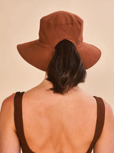 Carica l'immagine nel visualizzatore di Gallery, Model Back: Uv Line Cappello Alla Pescatore Hat California Fem Cognac Upf50+
