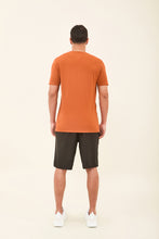 Carica l'immagine nel visualizzatore di Gallery, Model Back: Uv Line Magliette Uomo T-Shirt Sport Fit Caramelo Upf50+
