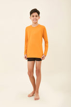 Carica l'immagine nel visualizzatore di Gallery, Model Front: Uv Line Protezioni Da Eruzioni Longsleeve Uvpro Kids Orange Upf50+
