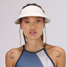 Carica l'immagine nel visualizzatore di Gallery, Model Front: Uv Line Visiera Visor Leblon Sand Upf50+
