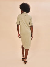 Carica l'immagine nel visualizzatore di Gallery, Model Back: Uv Line Camicia Shirtdress Copenhagen Mescla Areia Upf50+
