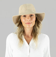 Carica l'immagine nel visualizzatore di Gallery, Model Front: Uv Line Cappello Morbido San Remo Areia Offwhite Upf50+
