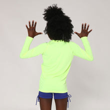 Carica l'immagine nel visualizzatore di Gallery, Model Back: Uv Line Protezioni Da Eruzioni Camiseta Uvlight Amarelo Fluor Spf50+
