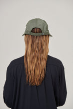 Carica l'immagine nel visualizzatore di Gallery, Model Back: Uv Line Berretto Visor Nice Fem Militar Green Upf50+
