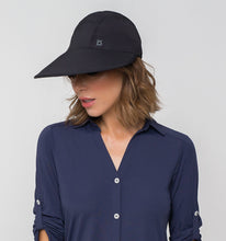Carica l'immagine nel visualizzatore di Gallery, Model Front: Uv Line Berretto Visor Capri Colors Nac Fem Black Upf50+
