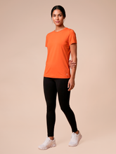 Carica l'immagine nel visualizzatore di Gallery, Model Front: Uv Line Top Da Spiaggia T-Shirt Uvpro Fem Pitanga Upf50+
