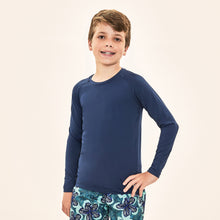 Carica l'immagine nel visualizzatore di Gallery, Model Front: Uv Line Protezioni Da Eruzioni Acqua Qr Code Marinho Upf50+
