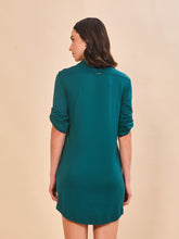 Carica l'immagine nel visualizzatore di Gallery, Model Back: Uv Line Camicia Shirtdress Copenhagen Petroleo Upf50+
