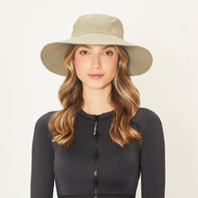 Carica l'immagine nel visualizzatore di Gallery, Model Front: Uv Line Cappello Morbido Hat Lyon Nac L Fem Kaki Upf50+
