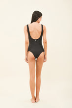 Carica l'immagine nel visualizzatore di Gallery, Model Back: Uv Line Intero Maio Swim Textura Preto Upf50+
