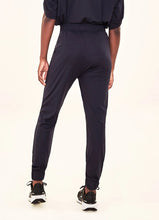 Carica l'immagine nel visualizzatore di Gallery, Model Back: Uv Line Pantaloni Da Spiaggia Pants Fem Basic Black Upf50+
