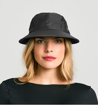 Carica l'immagine nel visualizzatore di Gallery, Model Front: Uv Line Berretto Visor Nice Fem Black Upf50+
