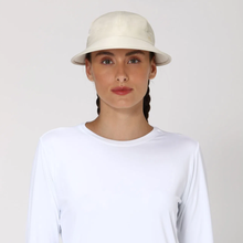 Carica l'immagine nel visualizzatore di Gallery, Model Front: Uv Line Berretto Visor Nice Fem Sand Upf50+
