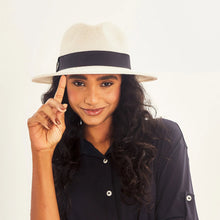 Carica l'immagine nel visualizzatore di Gallery, Model Front: Uv Line Cappello Panama Hat Shanghai Imp Uni White Black Upf50+
