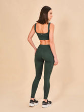 Carica l'immagine nel visualizzatore di Gallery, Model Back: Uv Line Pantaloncino Da Da Fitness Legging Fit Aspen Green Cactus Upf50+
