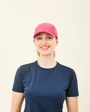 Carica l&#39;immagine nel visualizzatore di Gallery, Model Front: Uv Line Berretto Beach Tennis Cap Fuchsia Upf50+

