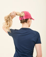 Carica l&#39;immagine nel visualizzatore di Gallery, Model Back: Uv Line Berretto Beach Tennis Cap Fuchsia Upf50+
