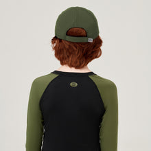Carica l&#39;immagine nel visualizzatore di Gallery, Model Back: Uv Line Berretto Cap Teen Colors Verde Militar Upf50+
