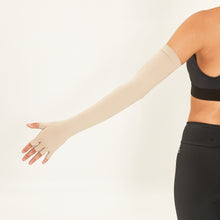 Carica l&#39;immagine nel visualizzatore di Gallery, Model Back: Uv Line Guanti Extra Long Glove Chocolate Upf50+
