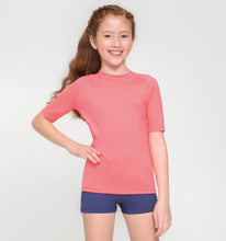 Carica l&#39;immagine nel visualizzatore di Gallery, Model Front: Uv Line Protezioni Da Eruzioni Kids Fpu50+ Uvpro Short Sleeve T-Shirt Coral Uv
