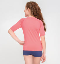 Carica l&#39;immagine nel visualizzatore di Gallery, Model Back: Uv Line Protezioni Da Eruzioni Kids Fpu50+ Uvpro Short Sleeve T-Shirt Coral Uv
