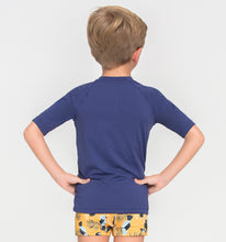 Carica l&#39;immagine nel visualizzatore di Gallery, Model Back: Uv Line Protezioni Da Eruzioni Kids Fpu50+ Uvpro Short Sleeve T-Shirt Navy Blue Uv
