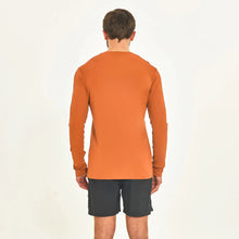 Carica l&#39;immagine nel visualizzatore di Gallery, Model Back: Uv Line Magliette Uomo Longsleeve Sport Fit Caramelo
