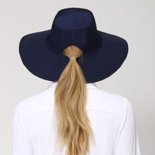 Carica l&#39;immagine nel visualizzatore di Gallery, Model Back: Uv Line Cappello Morbido San Diego Marinho Oceano Upf50+

