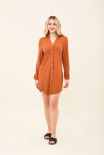 Carica l&#39;immagine nel visualizzatore di Gallery, Model Front: Uv Line Camicia Shirtdress Copenhagen Caramelo Upf50+

